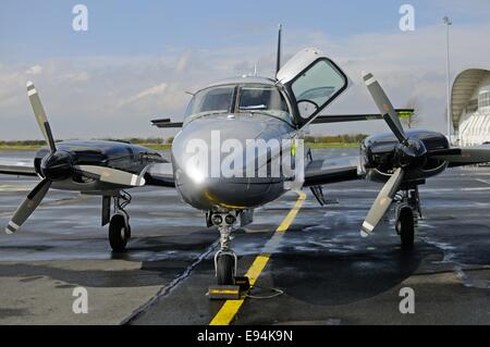 Vista frontale di un Piper capotribù bimotore aereo seduto su un asfalto striscia di aria Foto Stock