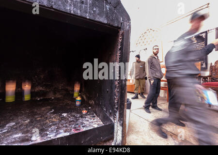 Hebron, Israele. Memorial candele (anteriore) e gli ebrei ortodossi (fondo) nella Grotta dei Patriarchi (Machpela cave) Foto Stock