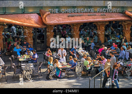 La Cheesecake Factory, Michigan Avenue, sul Magnificent Mile di Chicago Foto Stock