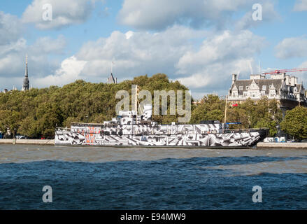 HMS Presidente (HQMS presidente (1918)), ormeggiato sul fiume Tamigi, Victoria Embankment, Londra, uno dei tre sopravvissuti di WW1 navi da guerra, dipinta in un design di abbagliamento Foto Stock