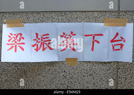 Segno chiamando per dimissioni di Hong Kong Chief Executive Chun-ying Leung a Hong Kong proteste Foto Stock