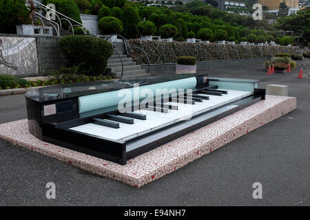 Giant pianoforte presso la tomba di Santa Teresa Teng a mento Pao San, un cimitero di Jinshan, Nuova Citta' di Taipei, Taiwan Foto Stock