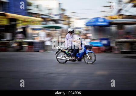 Velocizzando il motociclista. Blur e movimento. Foto Stock