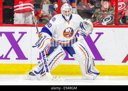 Raleigh, North Carolina, Stati Uniti d'America. 10 ottobre, 2014. New York isolani goalie Chad Johnson (30) durante il gioco NHL tra il New York isolani e Carolina Hurricanes al PNC Arena. Il New York isolani sconfitti Carolina Hurricanes 5-3 durante la regolazione gioco. © Andy Martin Jr./ZUMA filo/Alamy Live News Foto Stock