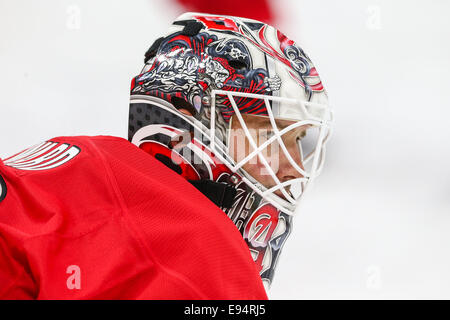 Raleigh, North Carolina, Stati Uniti d'America. 10 ottobre, 2014. Carolina Hurricanes goalie Cam Ward (30) durante il gioco NHL tra il New York isolani e Carolina Hurricanes al PNC Arena. Il New York isolani sconfitti Carolina Hurricanes 5-3 durante la regolazione gioco. © Andy Martin Jr./ZUMA filo/Alamy Live News Foto Stock