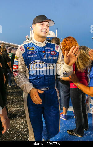 Concord, North Carolina, Stati Uniti d'America. Undicesimo oct, 2014. Concord, NC - 11 OTT 2014: Sprint Cup Series conducente David Gilliland (38) durante la Bank of America 500 a Charlotte Motor Speedway in concordia, NC. © Andy Martin Jr./ZUMA filo/Alamy Live News Foto Stock