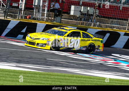 Concord, North Carolina, Stati Uniti d'America. 9 Ott 2014. Concord, NC - Ott 9, 2014: Sprint Cup driver della serie Matt Kenseth (20) durante le libere e le qualifiche per la Bank of America 500 a Charlotte Motor Speedway in concordia, NC. © Andy Martin Jr./ZUMA filo/Alamy Live News Foto Stock