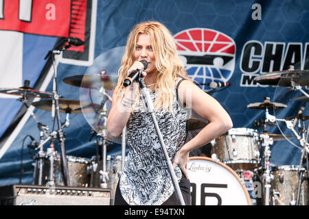 Concord, North Carolina, Stati Uniti d'America. Undicesimo oct, 2014. Concord, NC - 11 OTT 2014: LA BAND PERRY esegue durante Dale Earnhardt Jr quarantesimo compleanno di pit-parte prima della Bank of America 500 a Charlotte Motor Speedway in concordia, NC. © Andy Martin Jr./ZUMA filo/Alamy Live News Foto Stock