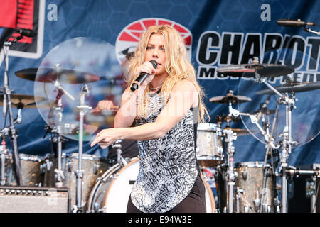 Concord, North Carolina, Stati Uniti d'America. Undicesimo oct, 2014. Concord, NC - 11 OTT 2014: LA BAND PERRY esegue durante Dale Earnhardt Jr quarantesimo compleanno di pit-parte prima della Bank of America 500 a Charlotte Motor Speedway in concordia, NC. © Andy Martin Jr./ZUMA filo/Alamy Live News Foto Stock