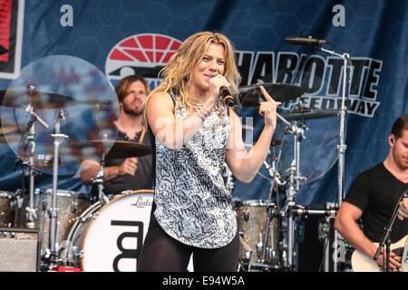 Concord, North Carolina, Stati Uniti d'America. Undicesimo oct, 2014. Concord, NC - 11 OTT 2014: LA BAND PERRY esegue durante Dale Earnhardt Jr quarantesimo compleanno di pit-parte prima della Bank of America 500 a Charlotte Motor Speedway in concordia, NC. © Andy Martin Jr./ZUMA filo/Alamy Live News Foto Stock