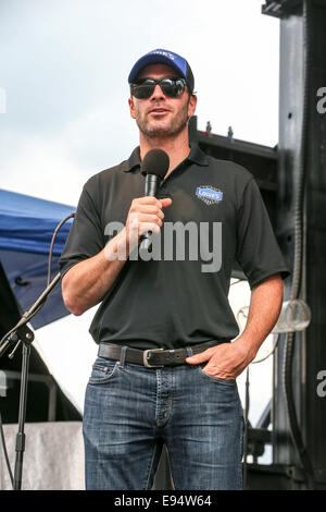 Concord, North Carolina, Stati Uniti d'America. Undicesimo oct, 2014. Concord, NC - 11 OTT 2014: Sprint Cup driver della serie Jimmie Johnson (48) durante Dale Earnhardt Jr quarantesimo compleanno di pit-parte prima della Bank of America 500 a Charlotte Motor Speedway in concordia, NC. © Andy Martin Jr./ZUMA filo/Alamy Live News Foto Stock