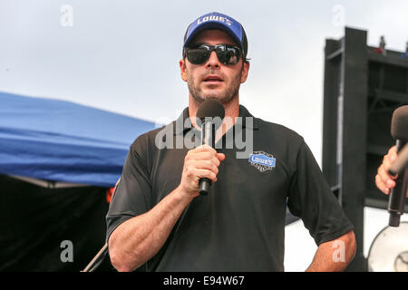 Concord, North Carolina, Stati Uniti d'America. Undicesimo oct, 2014. Concord, NC - 11 OTT 2014: Sprint Cup driver della serie Jimmie Johnson (48) durante Dale Earnhardt Jr quarantesimo compleanno di pit-parte prima della Bank of America 500 a Charlotte Motor Speedway in concordia, NC. © Andy Martin Jr./ZUMA filo/Alamy Live News Foto Stock