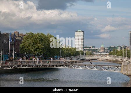 Ha'penny e il Millennium Bridge; Dublino; Irlanda Foto Stock