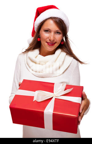 Pretty Woman in una festa di Santa Red hat con un grande rosso corrispondente regalo di Natale legate con un nastro e la prua tenendola davanti Foto Stock