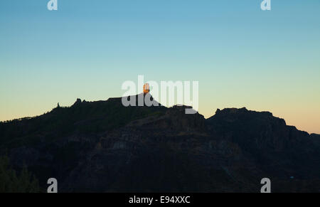 Gran Canaria, Caldera de Tejeda, la luce del mattino, sunrise sulle alte montagne, primi raggi colpendo Roque Nublo Foto Stock