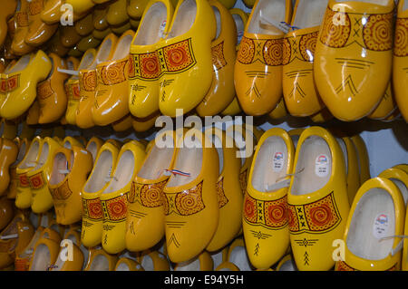 Giallo zoccoli di legno sospeso verso il basso sul display in un negozio in Olanda Foto Stock