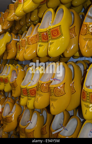 Giallo zoccoli di legno sospeso verso il basso sul display in un negozio in Olanda Foto Stock