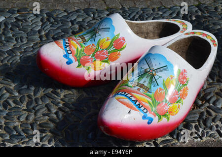 Una coppia di zoccoli gigante sul display nel giardino keukenhof olanda Foto Stock