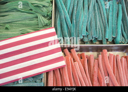 I diversi colori jelly bastoni in un mercato Foto Stock