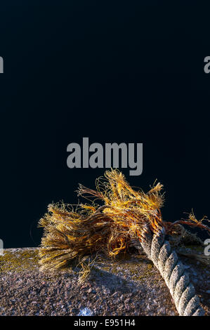 Corda sfilacciata sul lungomare,corda, mischia, sfilacciati apart, caduta, rottura, ritorto, naturale, cavo, sul, appeso, bianco, guasto, break, Foto Stock