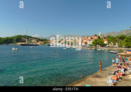 Cavtat cittadina vicino a Dubrovnik, Croazia del Sud. Una porta di entrata " per le imbarcazioni da diporto private che entrano o lasciano la Croazia. Foto Stock