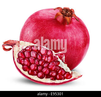 Mature frutto di melograno con metà isolato su sfondo bianco. Tracciato di ritaglio Foto Stock