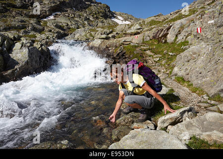 Donna al flusso Gradenbach, Alti Tauri o il Parco Nazionale degli Alti Tauri, Carinzia, Austria Foto Stock