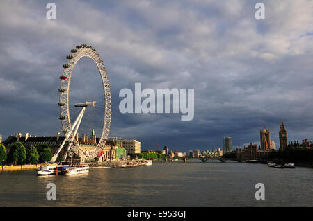 Vista da Hungerford ponte sopra il fiume Tamigi e il London Eye, London, England, Regno Unito Foto Stock
