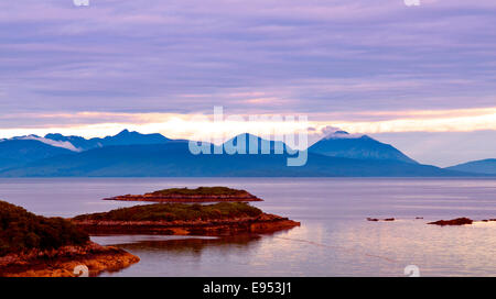 Fumoso alba sopra il Cuillins, Isola di Skye, visto da una baia sul Loch Carron, vicino Plockton, Wester Ross, altopiani, Scotland Regno Unito Foto Stock