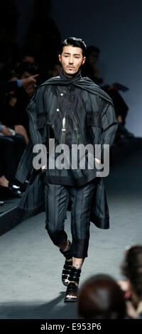 Cha Seung-Won, 17 ott 2014 : sud coreano attore Cha Seung-Won presenta una creazione del designer Songzio durante la raccolta di Seul del 2015 S/S Seoul Fashion Week a Seul, in Corea del Sud. © Lee Jae-Won/AFLO/Alamy Live News Foto Stock