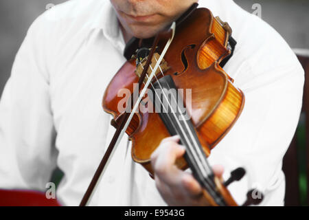 Dettaglio del violino suonata da un musicista. Foto Stock