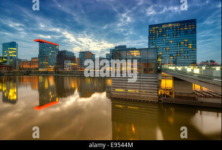 Skyline al Media Harbour, Lido, Colorium edificio con Innside Hotel, Roggendorf-Haus, Hyatt Regency Hotel, crepuscolo, blu ora Foto Stock