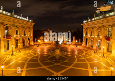 La piazza del Campidoglio disegnata da Michelangelo, statua equestre di Marco Aurelio, colle capitolino di notte, Roma Foto Stock