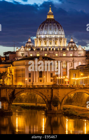 Vista dal Ponte Umberto I di fronte al fiume Tevere a Ponte Sant'Angelo e la Basilica di San Pietro, Basilica di San Pietro, Roma Foto Stock