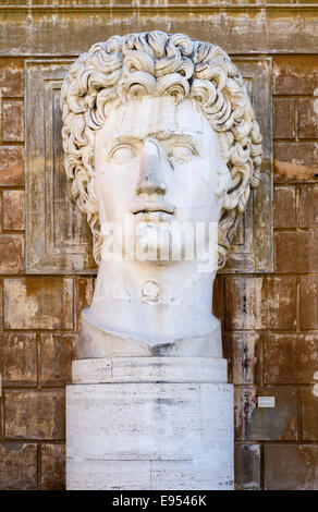 Testa colossale dell'Imperatore Augusto nel Cortile della Pigna, Musei Vaticani, Città del Vaticano, Lazio, Italia Foto Stock