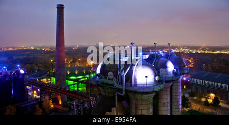 Landschaftspark Duisburg-Nord, parco pubblico su un ex sito industriale, illuminate al tramonto, vedute della zona della Ruhr da blast Foto Stock