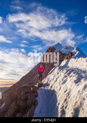 Cordata alpinista sul crinale del monte, Huayna Potosi, Cordillera Real, Bolivia Foto Stock