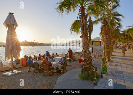 Il ristorante sulla Halk city beach, Kumbahce Bay Bodrum Muğla, Provincia, Regione del Mar Egeo, Turchia Foto Stock