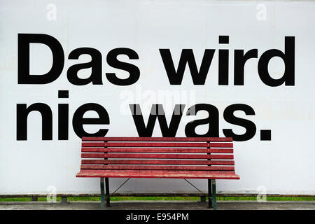 Fermata bus che dice "come wird nie era " o " che sarà mai lavoro" Foto Stock