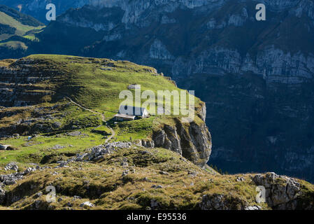 Alp Chlus su una roccia esposta in Appenzell Alpi del Canton Appenzello Interno, Svizzera Foto Stock