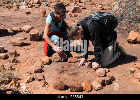 Due turisti alla ricerca di fossili di dinosauro, Kalkfeld, Regione di Otjozondjupa, Namibia Foto Stock