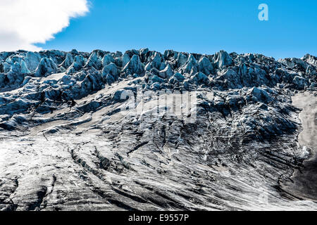 Formazioni di ghiaccio, snow-capped montagna vulcanica Kverkfjöll catena, sul bordo settentrionale del ghiacciaio Vatnajökull, Highlands Foto Stock