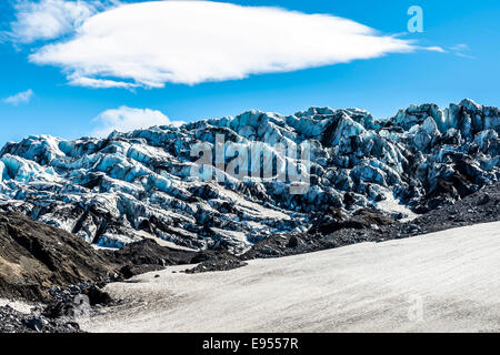 Formazioni di ghiaccio, snow-capped montagna vulcanica Kverkfjöll catena, sul bordo settentrionale del ghiacciaio Vatnajökull, Highlands Foto Stock