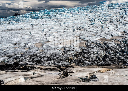 Formazioni di ghiaccio, snow-capped montagna vulcanica Kverkfjöll catena, sul bordo settentrionale del ghiacciaio Vatnajökull, Highlands Foto Stock