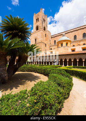 Chiostro con pilastri ornati, Cattedrale di Monreale o Santa Maria Nuova, Monreale, sicilia, Italia Foto Stock