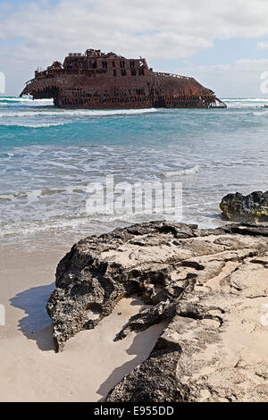 Il relitto del mercantile spagnolo Cabo Santa Maria, arrugginimento off Praia de Boa Esperanca spiaggia, sulla costa nord del Foto Stock