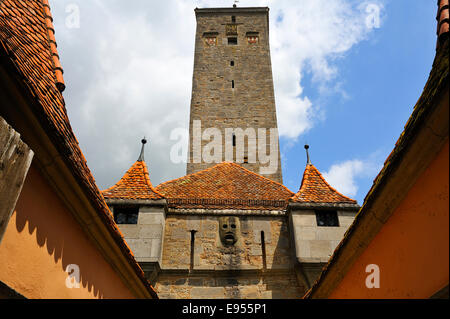 La porta del castello, del XIII secolo, con lo stemma della città, Rothenburg ob der Tauber, Media Franconia, Baviera, Germania Foto Stock