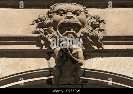 Rilievo di Lion e di una scultura sopra l'entrata dell'Baumeisterhaus di 1596, Rothenburg ob der Tauber, Media Franconia, Bavaria Foto Stock