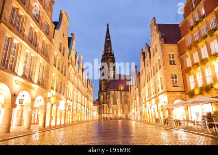 Case a capanna sulla Prinzipalmarkt street, con Lamberti Chiesa di notte, Münster, Nord Reno-Westfalia, Germania Foto Stock