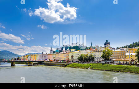 Affacciato sul centro storico e sulla fortezza di Hohensalzburg di Salisburgo, Austria Foto Stock